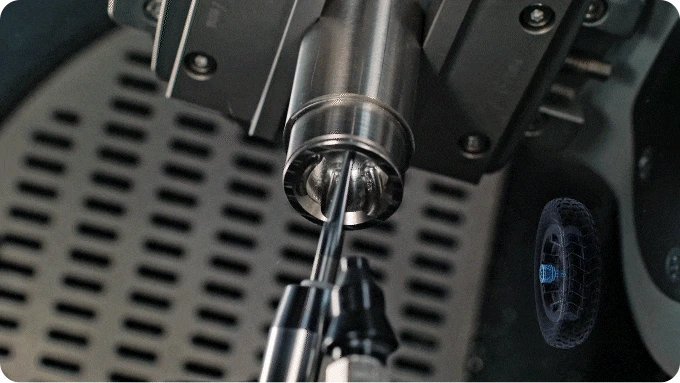 WM-100 RTCP 真五轴同步加工示意，刀具姿态连续变化